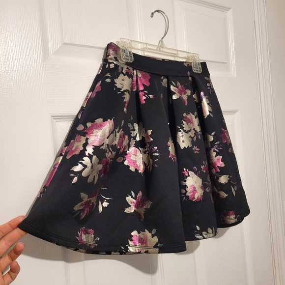 Floral Mini Skirt - Picture 3 of 7
